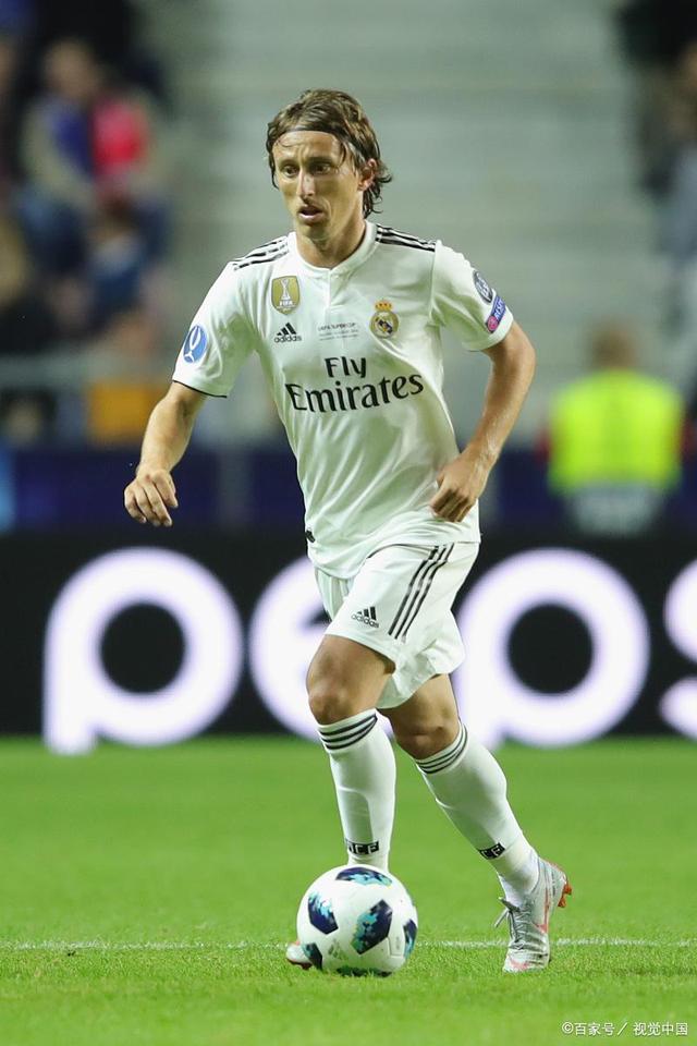 横看成岭侧成峰，乔治娜晒出差照秀出傲人身材